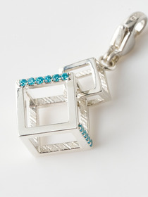 Double square charm 詳細画像